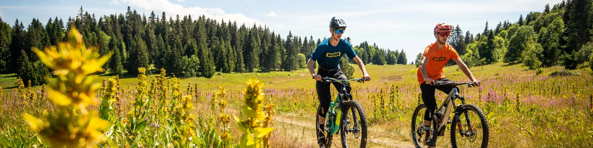 Deux cyclistes en tenue de sport roulant sur un chemin de terre en pleine campagne