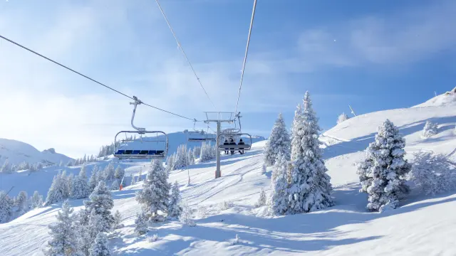 Téléphérique blanc sur un paysage montagneux enneigé