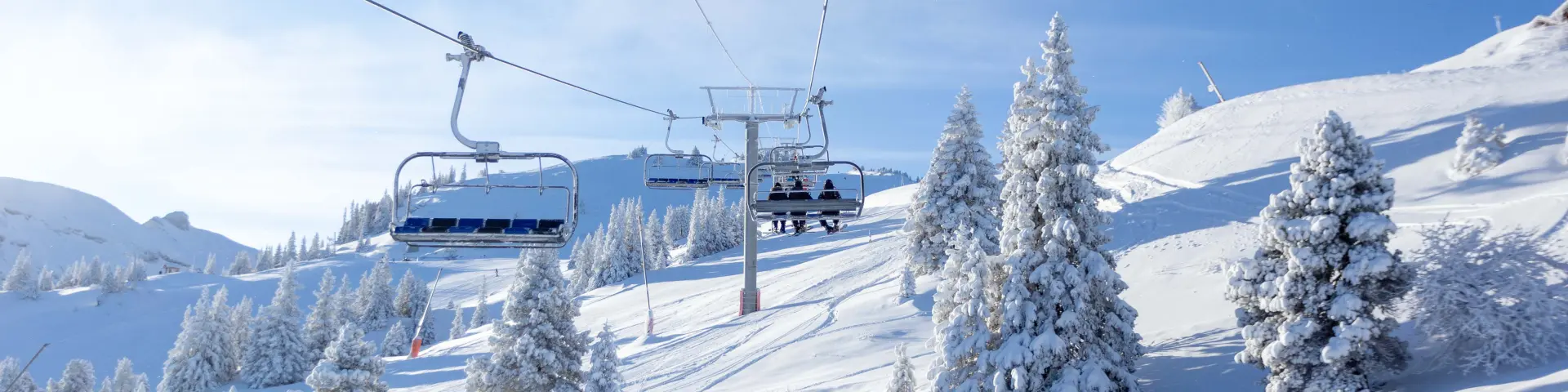 Téléphérique blanc sur un paysage montagneux enneigé