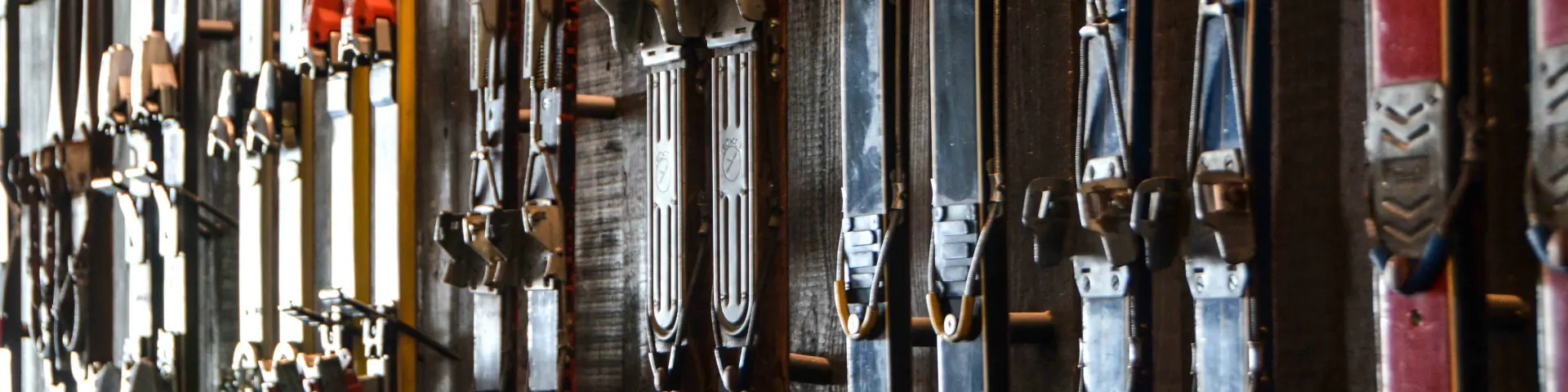 Rayons de lumière traversant des vêtements suspendus dans une boutique