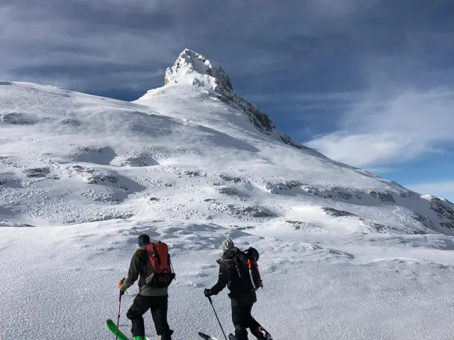 Deux randonneurs équipés de bâtons de marche en montagne par temps nuageux