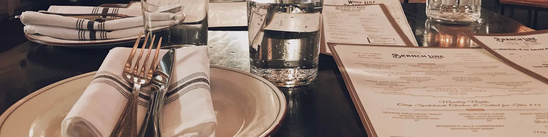 Bar di cocktail con bottiglie allineate e bicchieri pronti