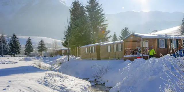 Stazione sciistica con impianti di risalita, edifici in legno e piste innevate