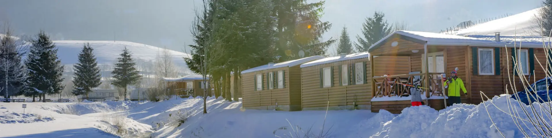 Stazione sciistica con impianti di risalita, edifici in legno e piste innevate