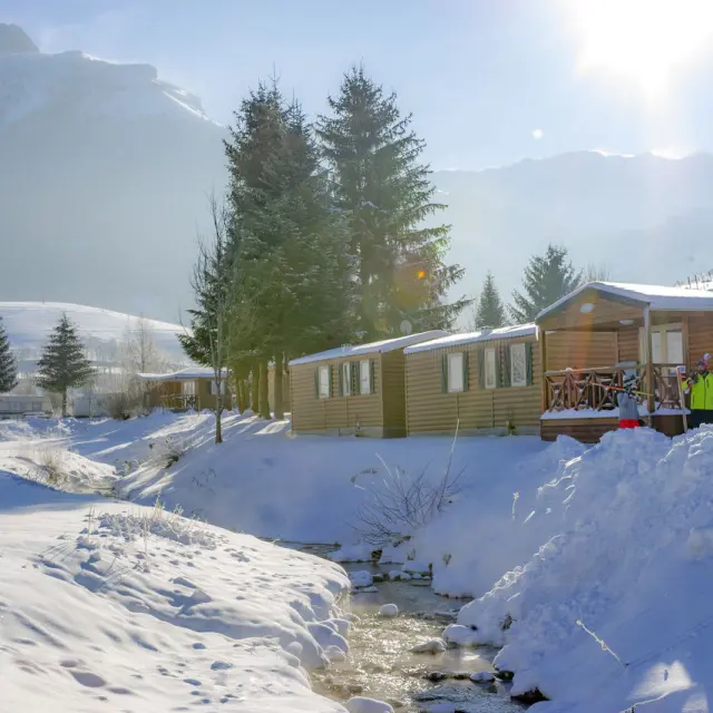 Stazione sciistica con impianti di risalita, edifici in legno e piste innevate