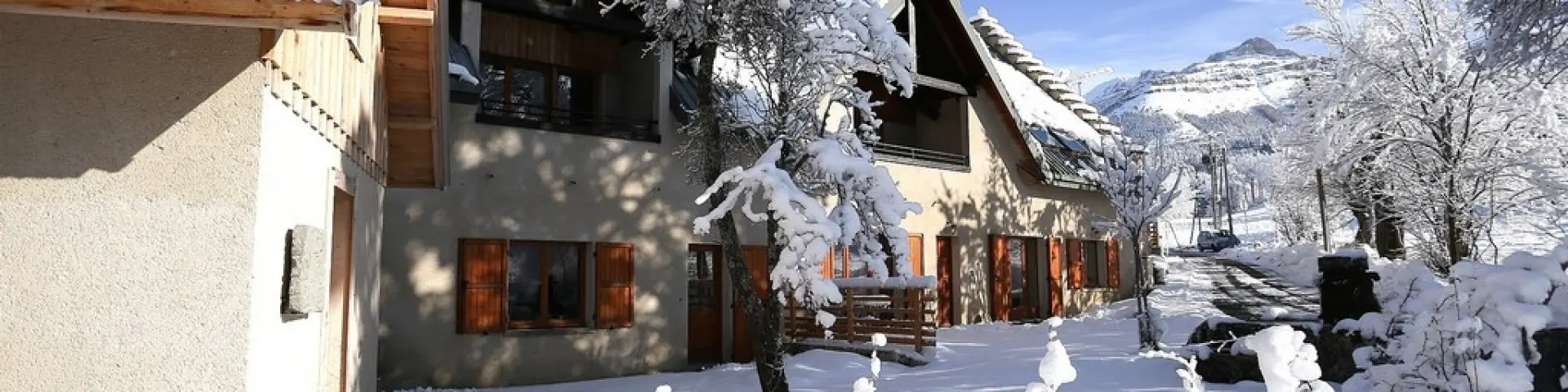 Maisons en bois et chalets enneigés dans un village de montagne
