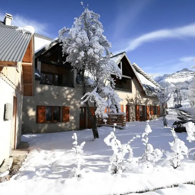 Case in legno e chalet innevati in un villaggio di montagna