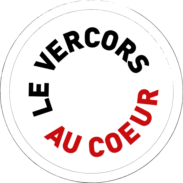 Logo circulaire avec le mot Vercors en noir et la phrase Au cœur en rouge
