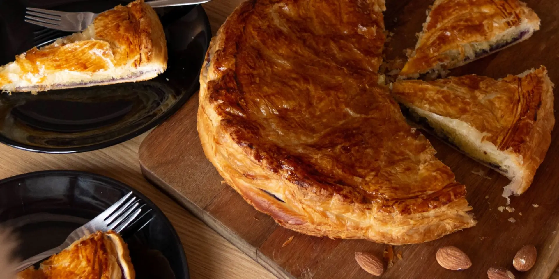 Assiette en métal avec des tranches de viande grillée, des pommes de terre rôties et des légumes