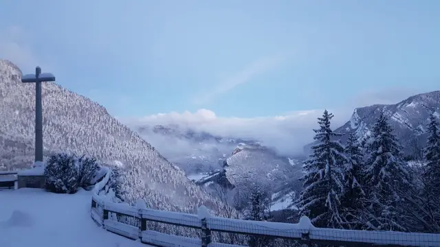 Voiliers amarrés dans un port de montagne enneigé au crépuscule