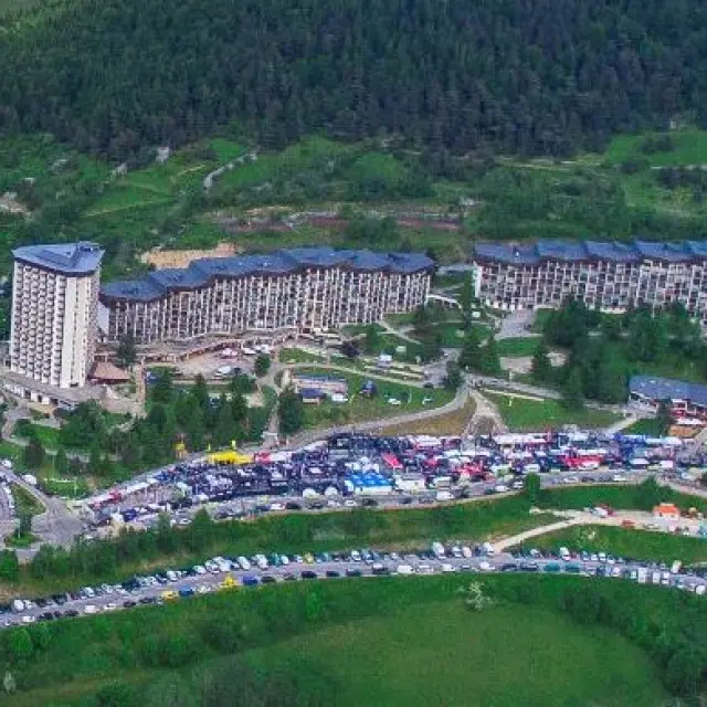 Port avec voiliers amarrés et bâtiments éclairés au crépuscule