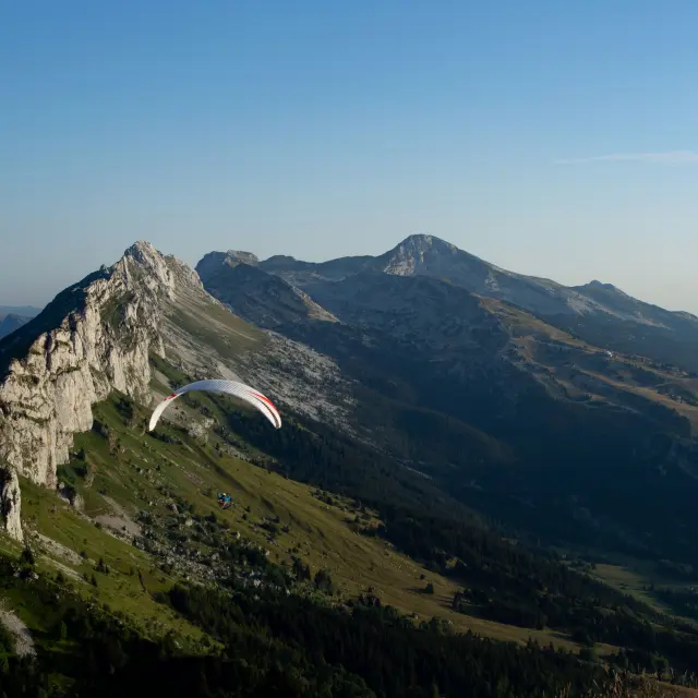 Arc rocheux naturel dominant une vallée boisée et des montagnes en arrière-plan