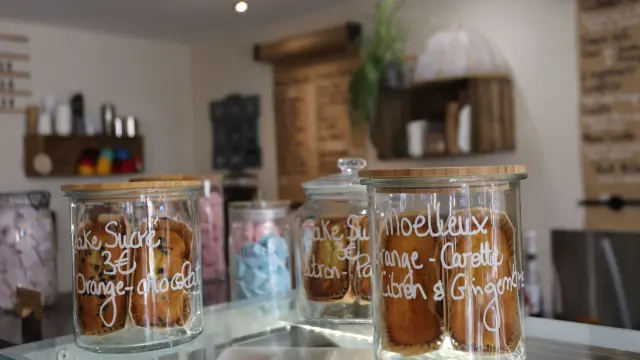 Plusieurs bouteilles de bière artisanale alignées sur une étagère en bois