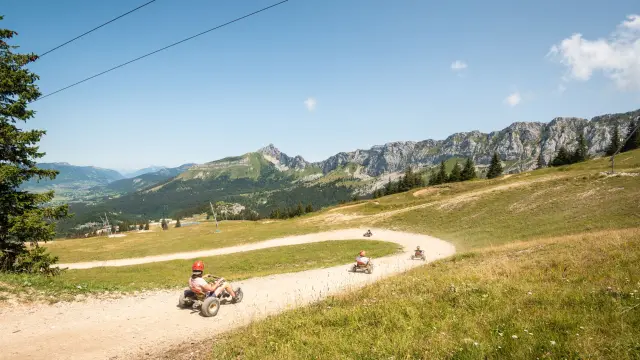 Moto roulant sur une route sinueuse en pleine campagne, entourée de montagnes