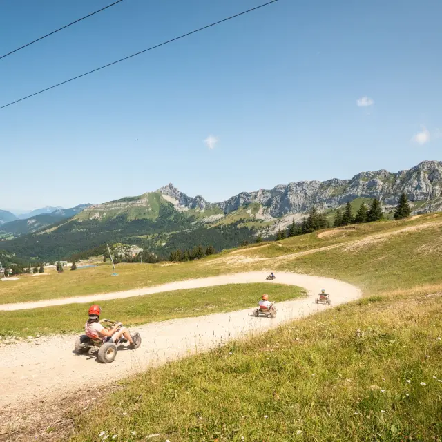 Moto roulant sur une route sinueuse en pleine campagne, entourée de montagnes