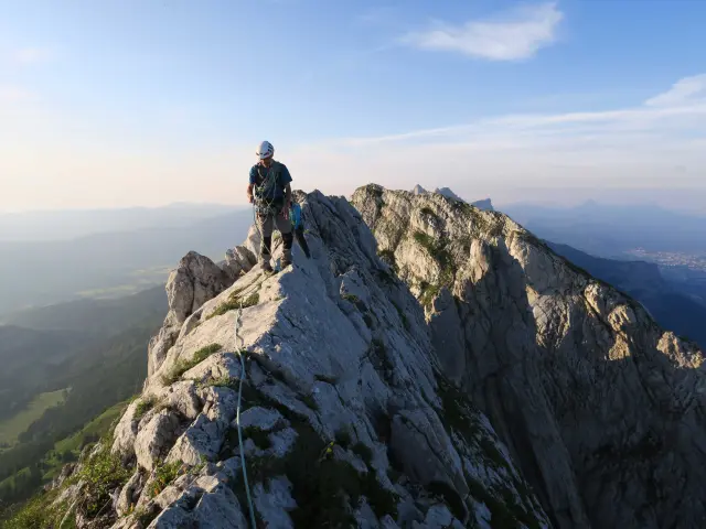 Pics rocheux enneigés sous un ciel bleu dégradé au crépuscule