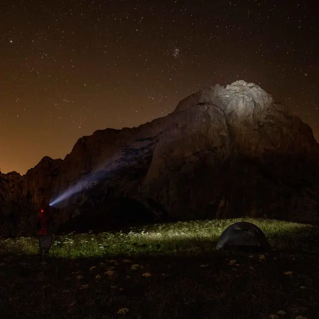 Montagna innevata sotto un cielo notturno costellato di stelle