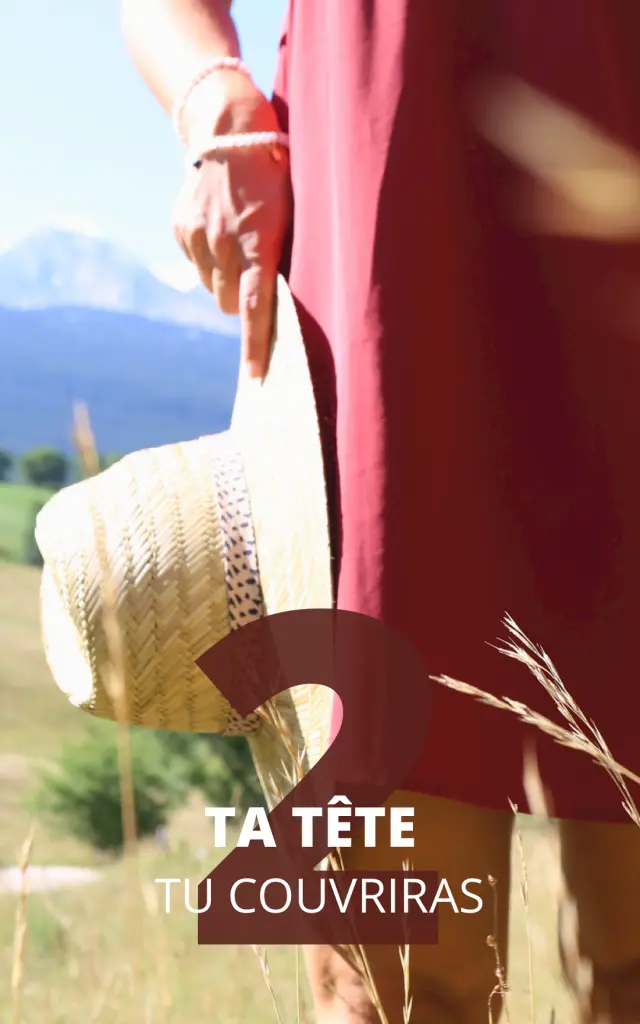Due persone che si tengono per la vita di fronte a un tramonto, con un testo sullo sfondo