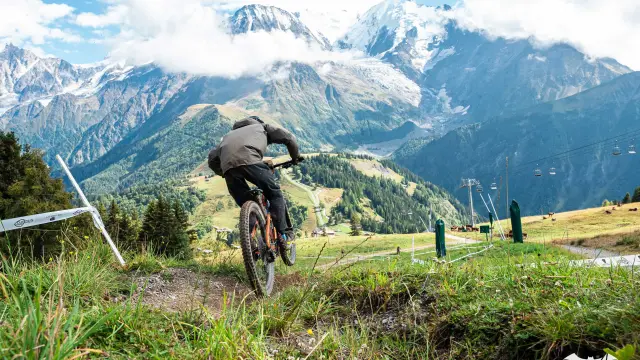 Escursionista con uno zaino che cammina su un sentiero di montagna