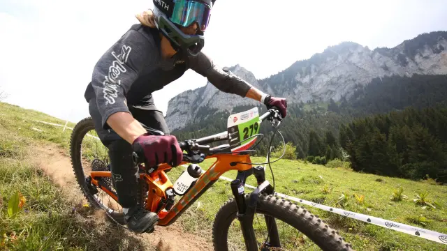 Pilota di motocross in azione su un circuito di terra