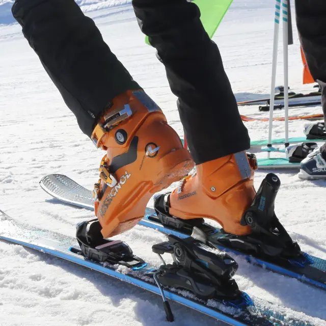 Skateur en train de réaliser une figure sur une rampe orange avec des graffitis