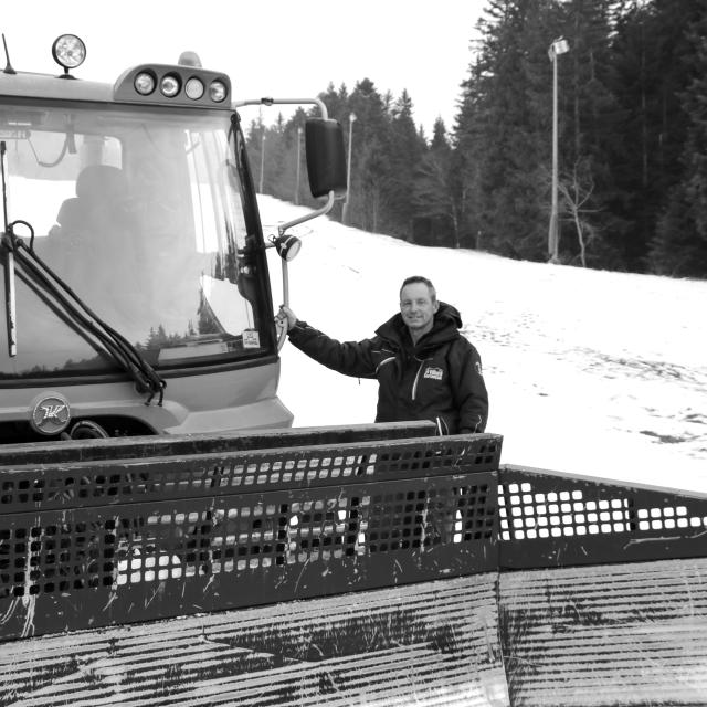 Un homme opérant une machine à neige dans une station de ski