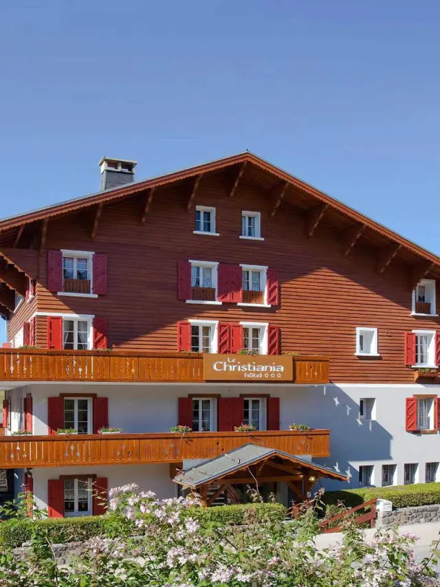 Hotel a più piani con terrazza e piscina, situato vicino a una spiaggia