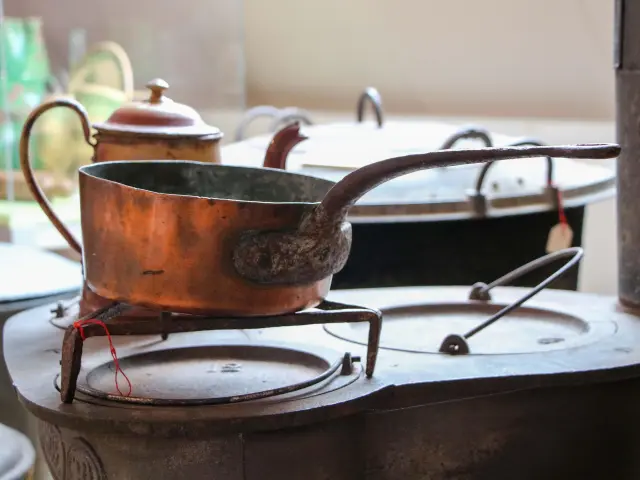 Robot multifunzione posizionato su un piano da lavoro della cucina con accessori intorno