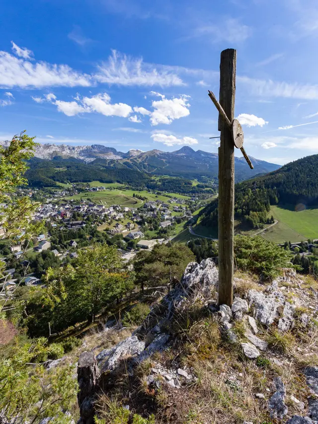 Vele ormeggiate in un porto di montagna al crepuscolo, con montagne sullo sfondo