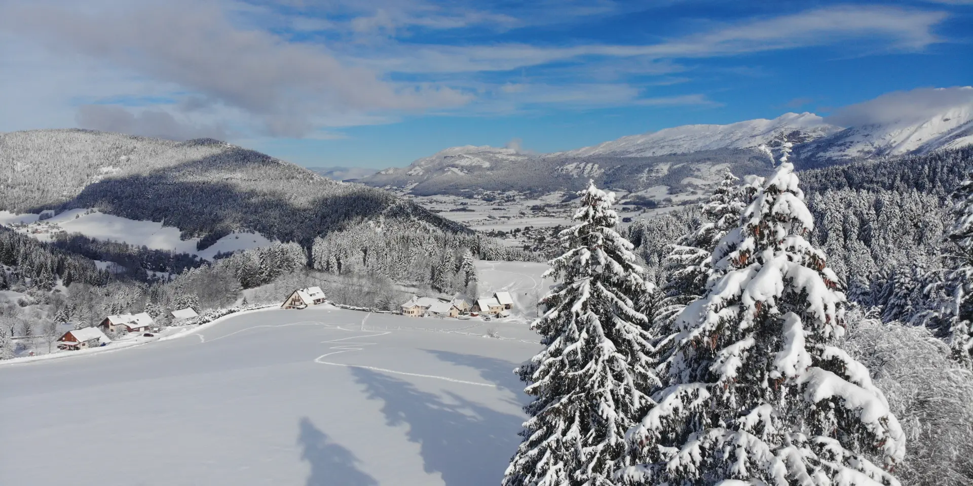 Montagne innevate con picchi rocciosi e ghiacciai sotto un cielo sereno