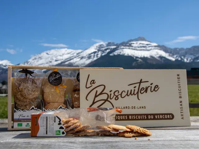 Bancarella di biscotti artigianali con biscotti disposti davanti a un'insegna in legno