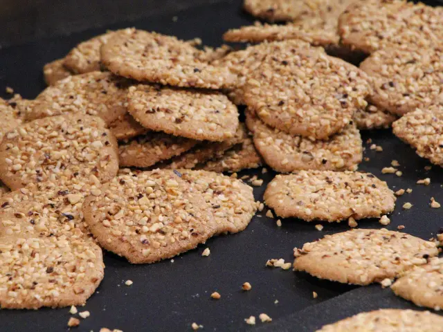 Biscotti con fiocchi d'avena su una superficie nera