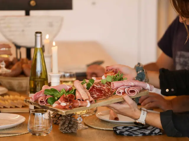 Terrasse de restaurant en soirée avec plats, boissons et convives
