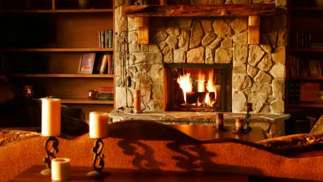 Sala di birreria artigianale con botti in legno, scaffali e bottiglie illuminate