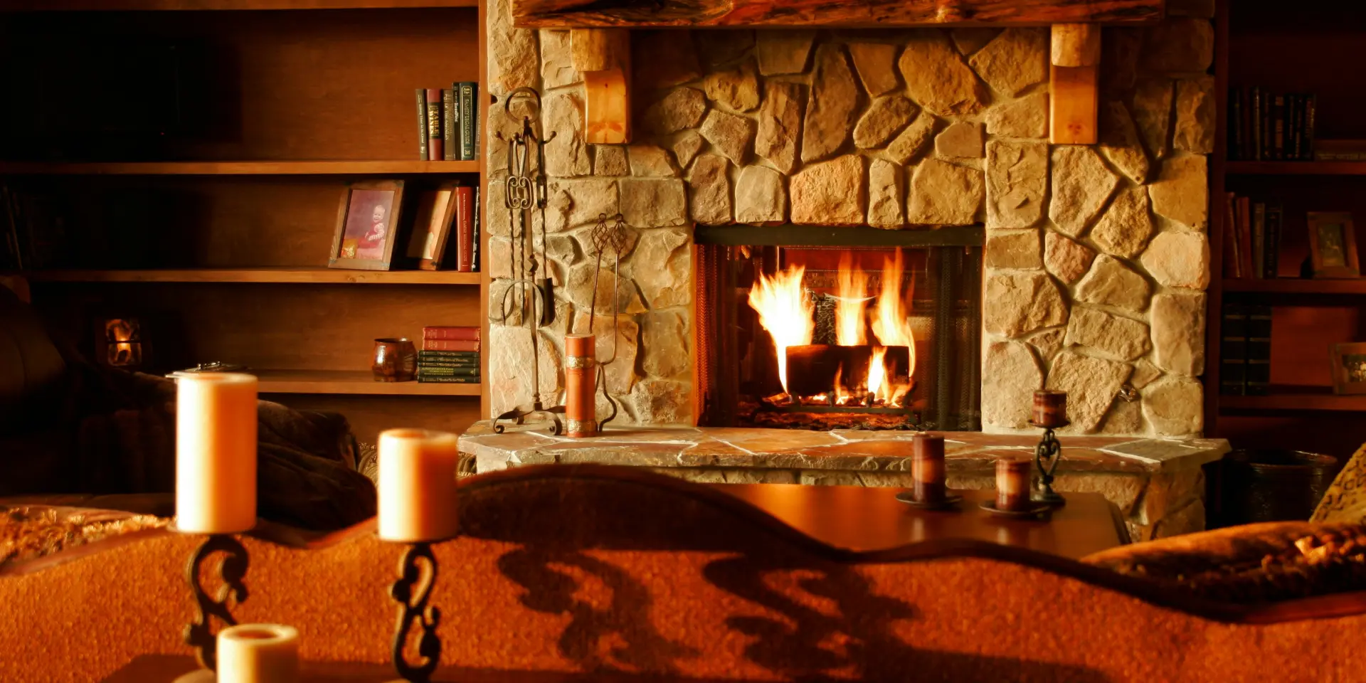 Salle de brasserie artisanale avec fûts en bois, étagères et bouteilles éclairées