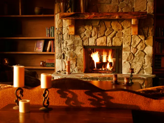 Salle de brasserie artisanale avec fûts en bois, étagères et bouteilles éclairées