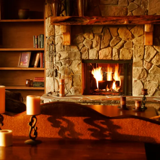 Salle de brasserie artisanale avec fûts en bois, étagères et bouteilles éclairées