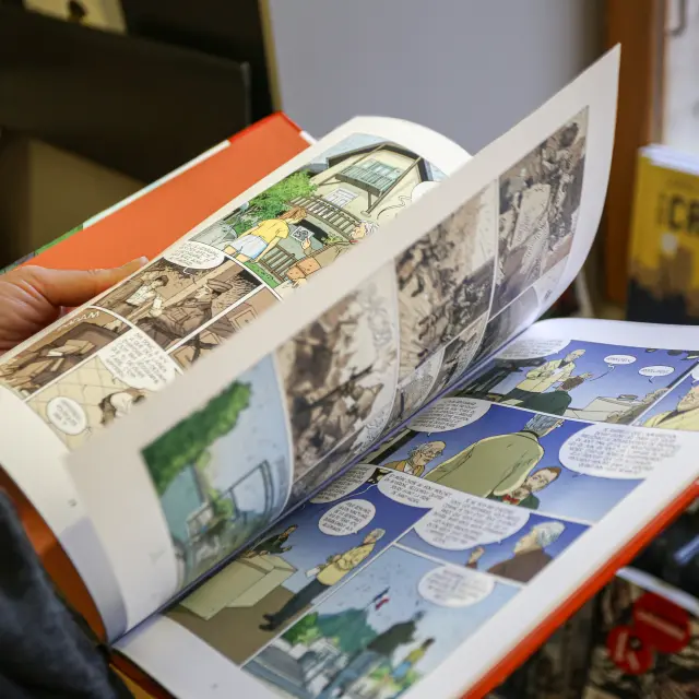 Billets de loterie empilés avec des cartes à gratter et des tickets de jeu