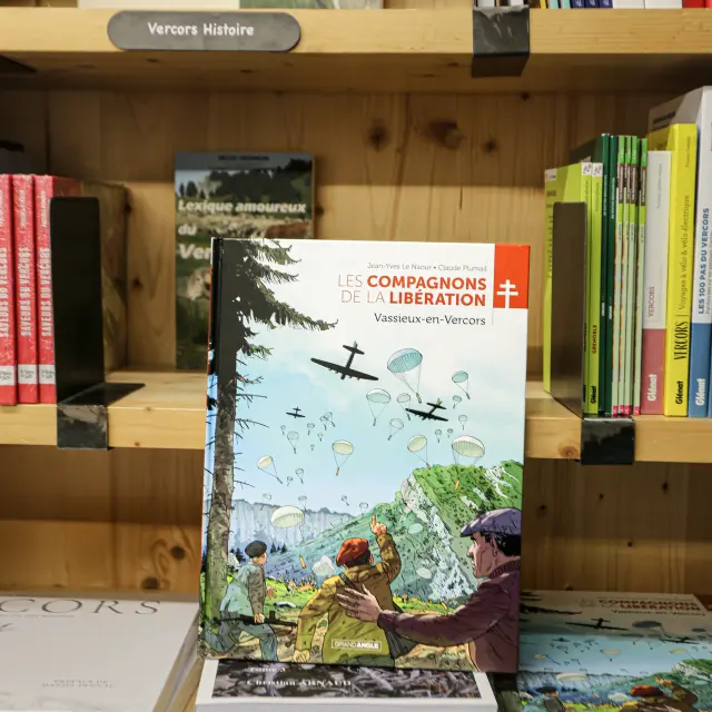 Affiche d'exposition sur les Compagnons de la Libération avec une carte et des photos de résistants