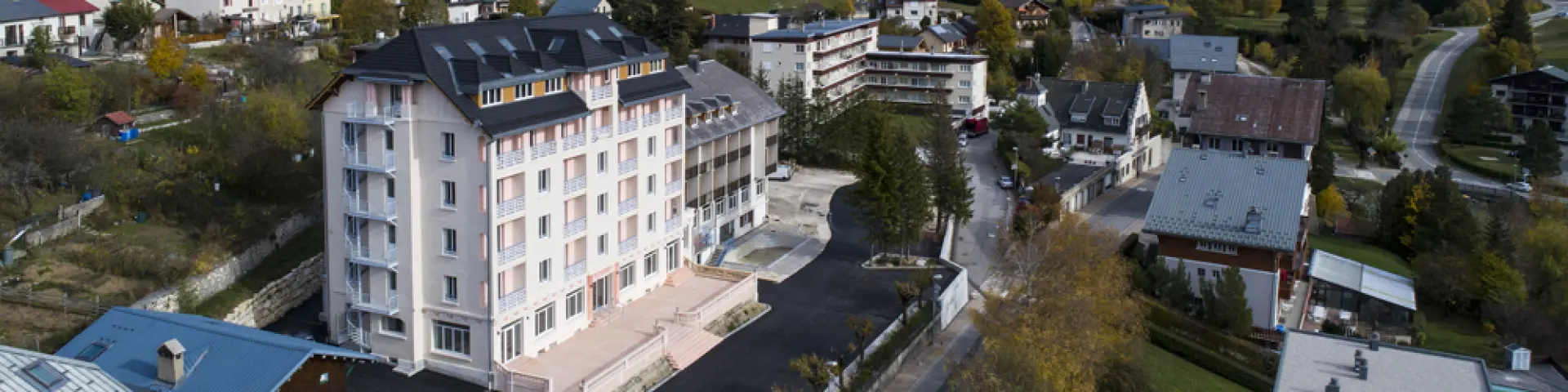 Village de montagne avec des bâtiments enneigés et des montagnes en arrière-plan