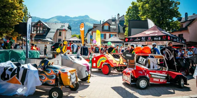 Auto d'epoca e moto esposte durante una manifestazione all'aperto vicino al mare
