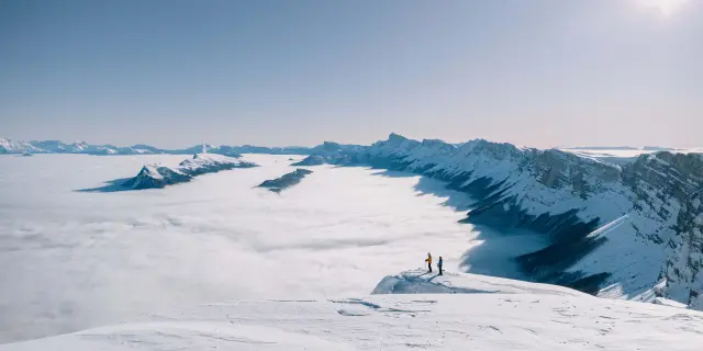 Vele ormeggiate in una baia al tramonto, con montagne sullo sfondo