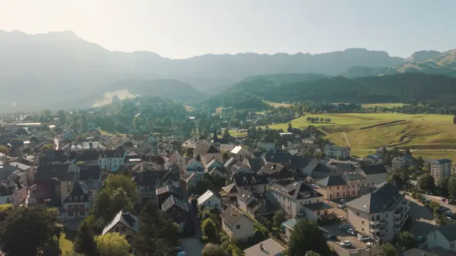 Port de plaisance avec voiliers amarrés et bâtiments en arrière-plan au coucher du soleil