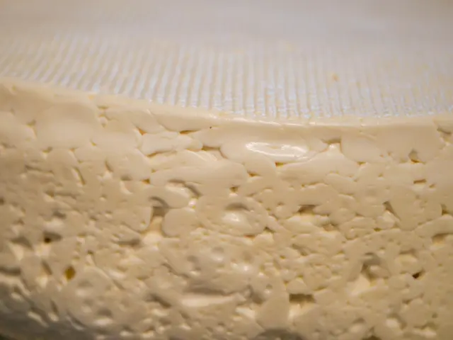 Mousse de café dans une tasse blanche posée sur une soucoupe