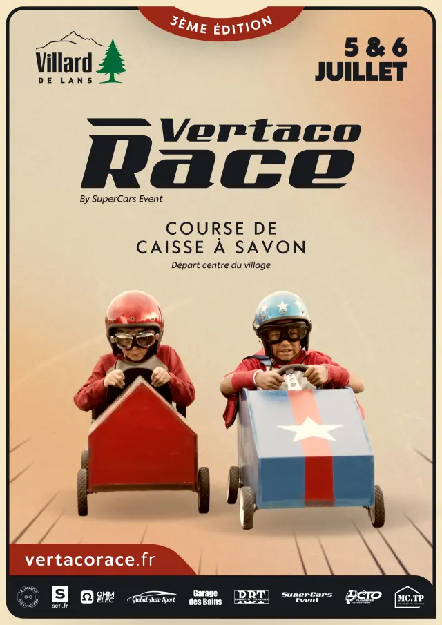 Due bambini in tuta da corsa dentro scatole di sapone Vertaco Race, pronti a partire
