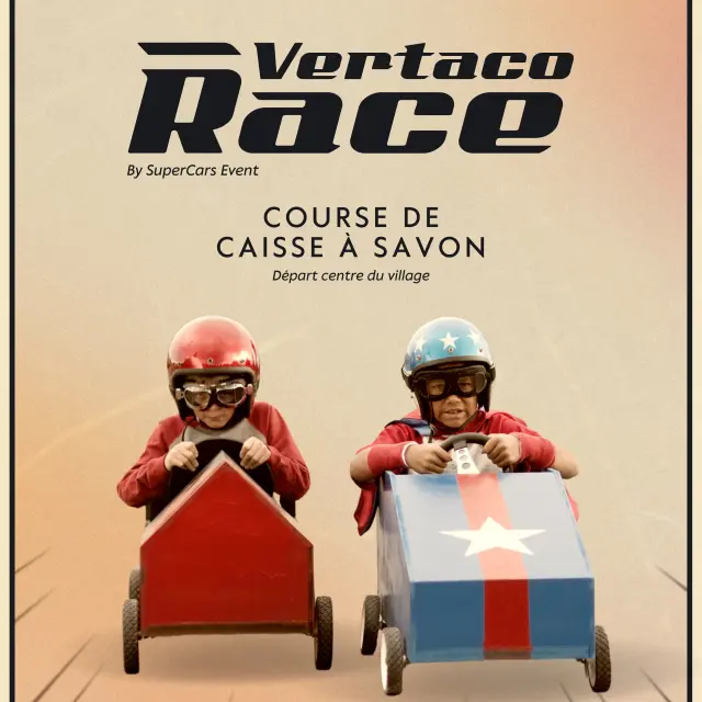 Due bambini in tuta da corsa dentro scatole di sapone Vertaco Race, pronti a partire