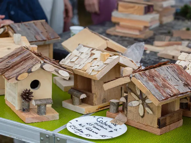 Scacchi in legno artigianali esposti su un banco di mercato