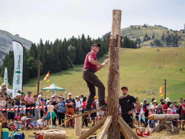 Atleta in volo sopra un'asta durante una competizione