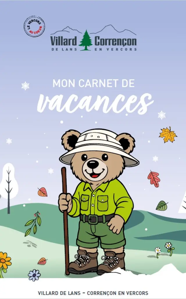 Enfant souriant en tenue de randonnée devant un paysage de montagne avec des skis et des bâtons