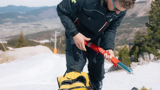 Due bambini con sci e bastoncini che sciano su una pista innevata
